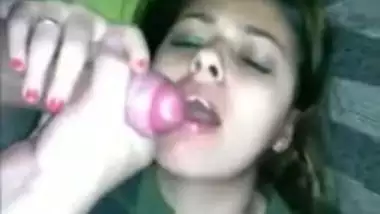 Pakistani sex video of Muslim Karachi college girl swallowing cum!