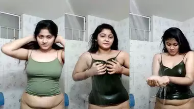 Pantyless Desi girl enjoying shower dance on cam