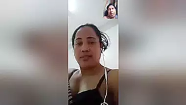 Desi Bhabhi Shows Her Boobs On Vc