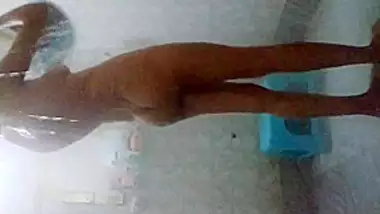 Indian Bhabhi Ki Nahati Hui Chupke Se Bnai Video Hidden Cam