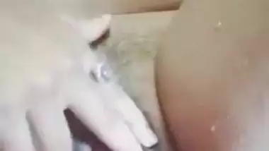 Young Desi XXX slut fingering her teen pussy on camera