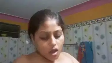 Cute bhabhi reveals her huge XXX breasts for amateur Desi video