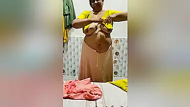 Today Exclusive- Desi Bhabhi Showing Her Boobs And Pussy