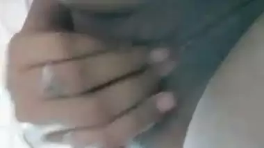 Maya bhabi fing her pussy