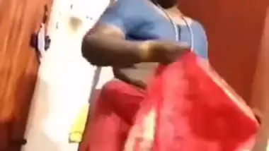 Mallu Bhabhi Wearing Saree