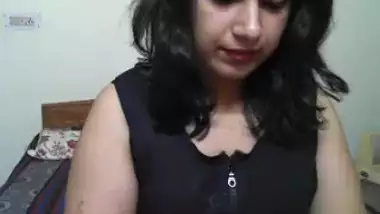 Busty babe from Delhi, India performing on live...