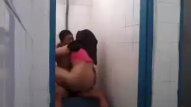 pakistani hijabi girl fucked in restaurant toilet