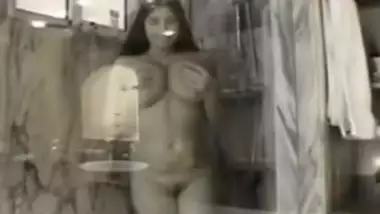 Huge Boob Desi Girls Takes a Shower.