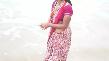 Wet Aunty At Juhu Beach - Movies. video2porn2