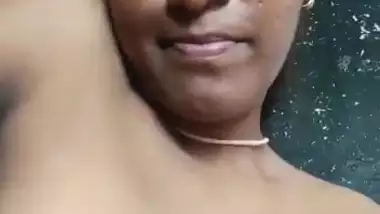 Desi Bhabhi Shows Her Boobs