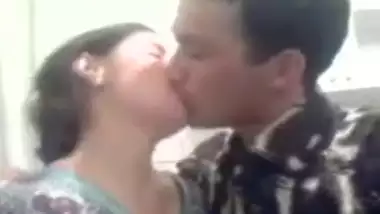 lucknow university couple kissing