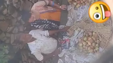 Aunty Giving handjob to apple street seller