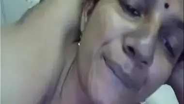 Tamil nude aunty shows her boobs on a live video call