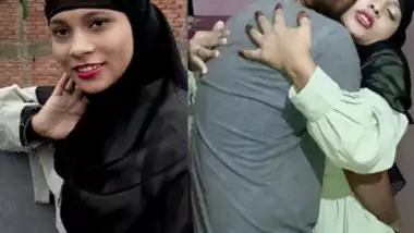 Desi Hijabi Girl got Fucked by Desi Boy in Stairs