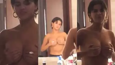 Famous Hollywood actress nude MMS staring at her big boobs