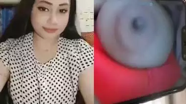 Chamet girl dancing and showing boobs on video call